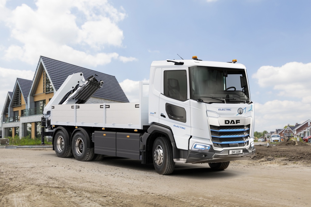 DAF-expands-range-of-electric-trucks-02.jpg