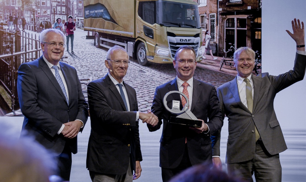 DAF XD awarded 'International Truck of the Year 2023'.jpg