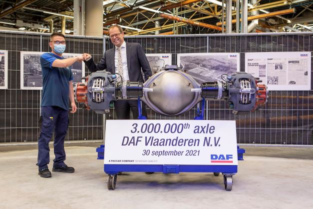 Attachment MS-0018-21 01. DAF Trucks Vlaanderen 3M axles in 50 years - DAF President Harry Wolters (r) Enkmend Bayarmagnai (l).jpg