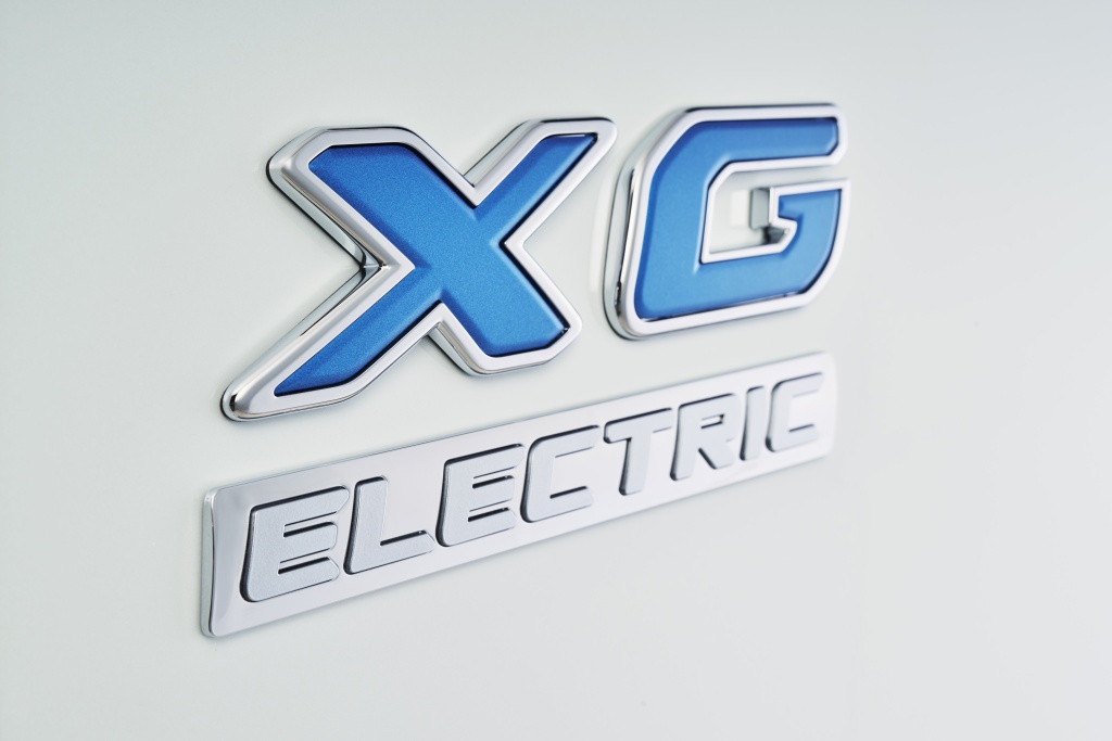27-DAF-XG-Electric-Badge.jpg