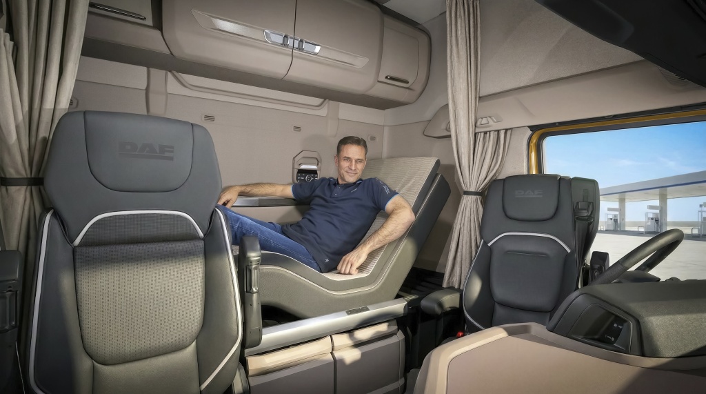 21-DAF-Single-Driver-Luxury-Package-Driver-on-Relax-Bed.jpg