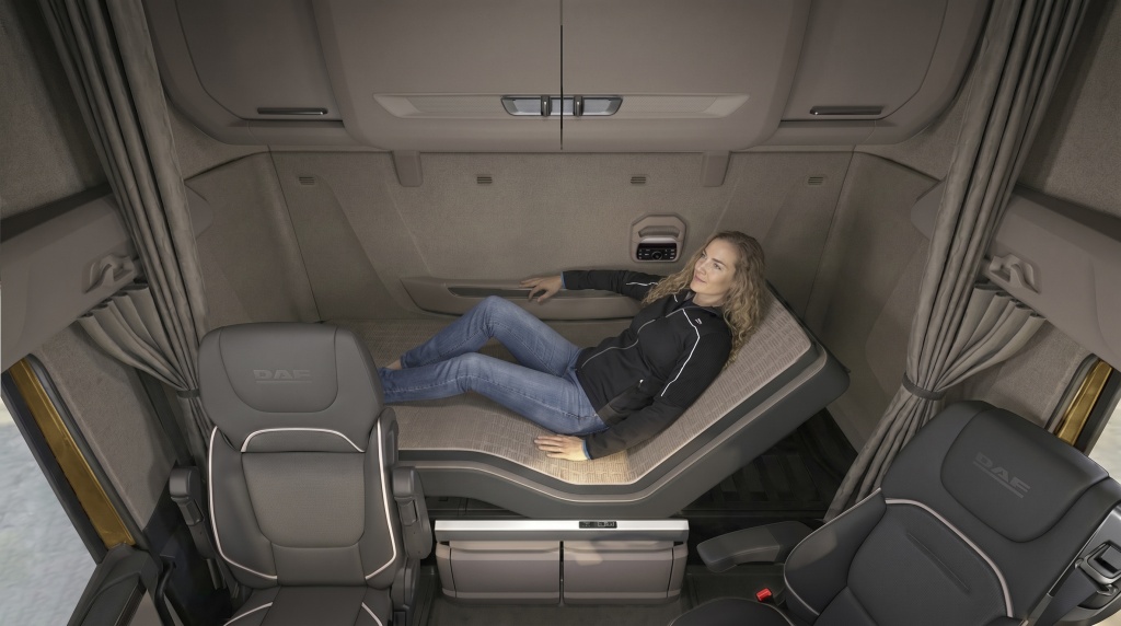 22-DAF-Single-Driver-Luxury-Package-Driver-on-Relax-Bed.jpg